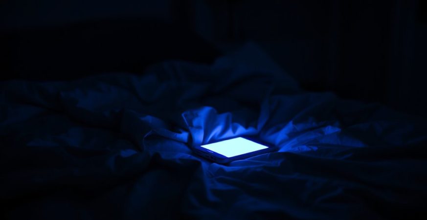 bedtime doomscrolling worsens sleep